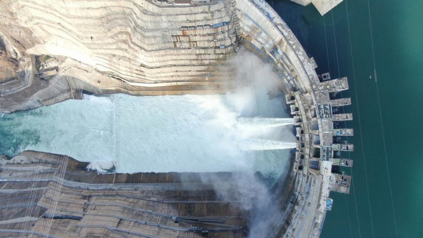 В Китае начали работу первые энергоблоки ГЭС Байхэтань