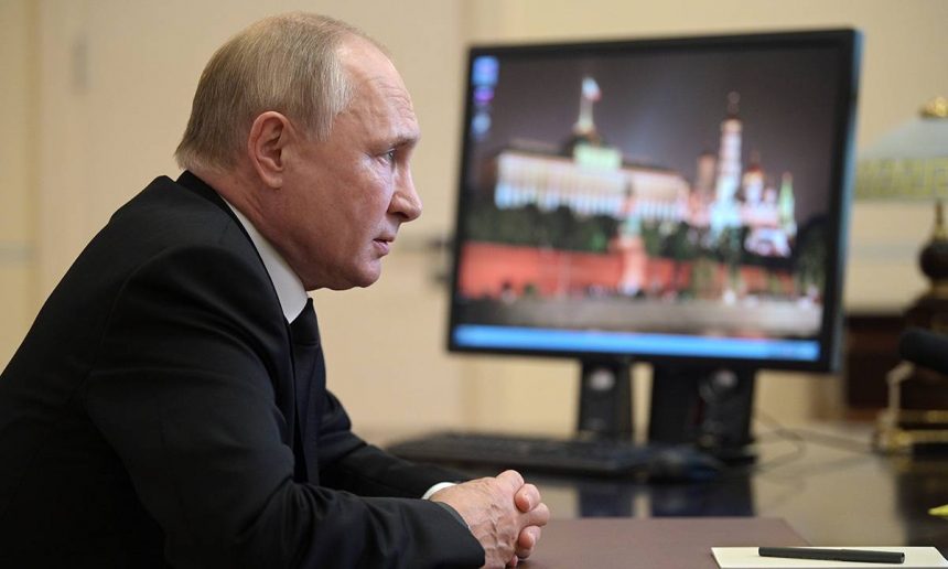 Путин отметил вклад атомной промышленности в укрепление ядерного щита России